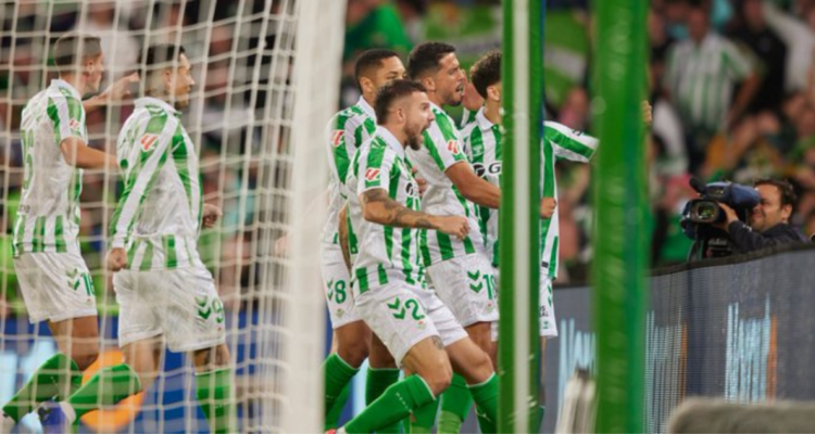Real Betis doblega a Atlético de Madrid y se encumbra en La Liga de España.