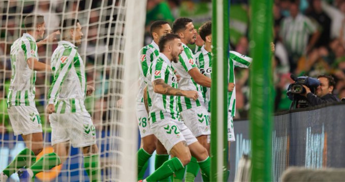 Real Betis doblega a Atlético de Madrid y se encumbra en La Liga de España.