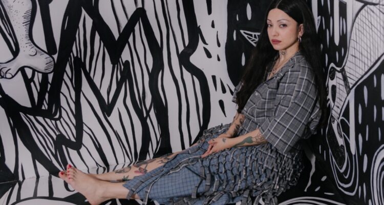 Recorrimos con Mon Laferte su exposición “Autopoiética”: “Tiene que ver con la sobrevivencia”