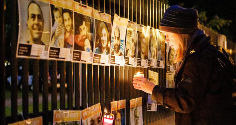 Familiares de rehenes exigen a Netanyahu un acuerdo a un año del ataque de Hamás