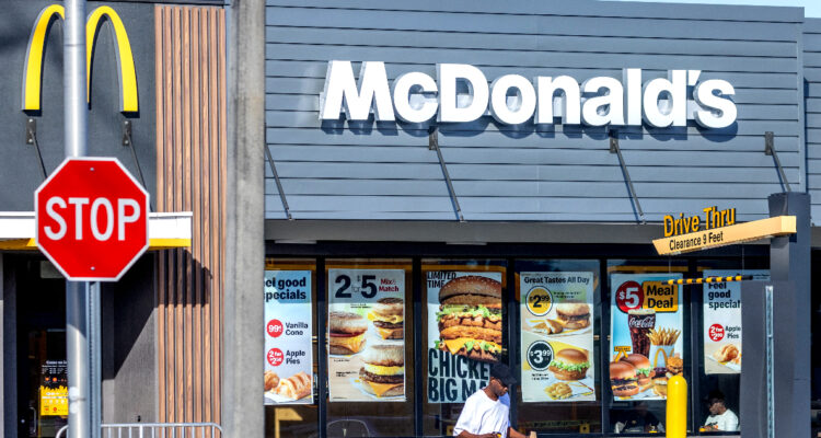 Revelan causa probable de mortal brote de E. coli en McDonald’s de Estados Unidos: cebollas frescas