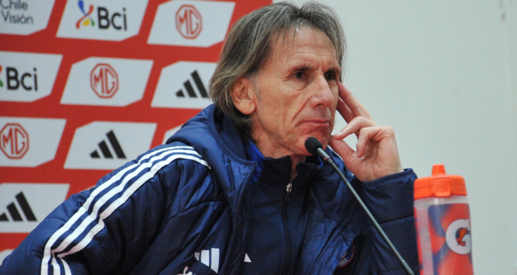 Ricardo Gareca desmiente a periodista peruano tras rumores de una salida de La Roja.
