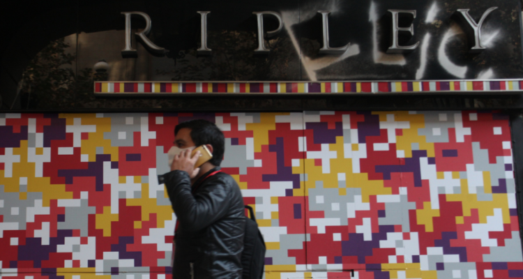 Ripley cede ante Sernac y buscaría forma de compensar a 180 mil clientes por cobrar retiro en tienda