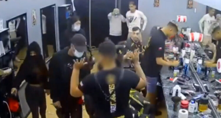 Viralizan video de robo en barbería de Cerro Navia: intimidaron a trabajadores y clientes con armas
