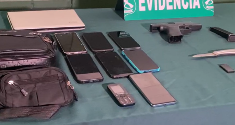 Tres detenidos por robar celulares a peatones en Maipú