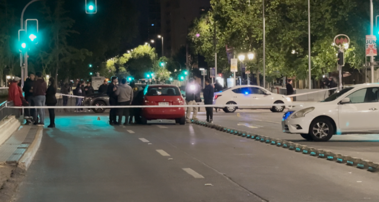 Investigan robo con secuestro en plena Alameda y a pasos de La Moneda