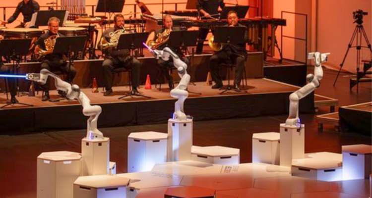 Un particular robot con tres brazos, logró dirigir una completa orquesta sinfónica en Alemania.