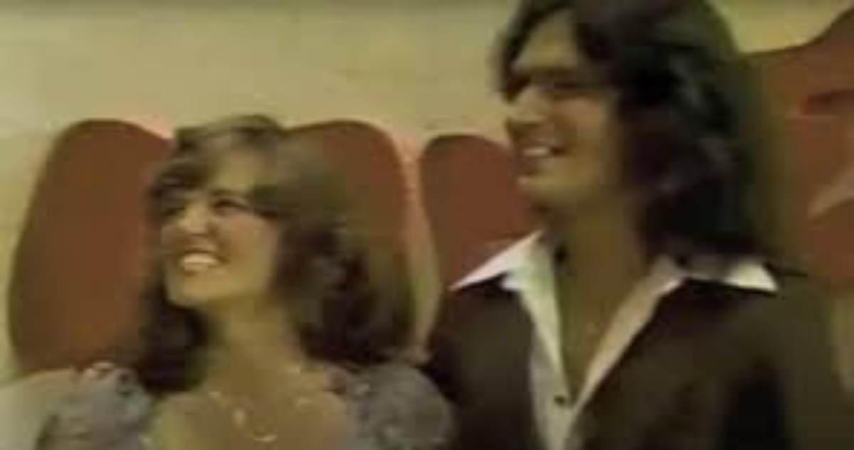 Cheryl Bradshaw junto a Rodney Alcala en The Dating Game