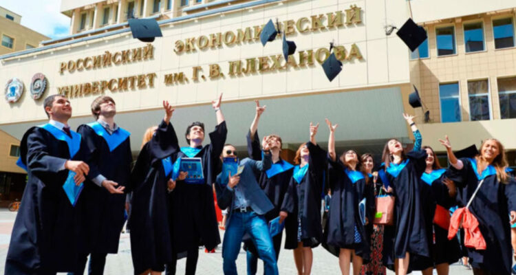 Rusia abre puertas a estudiantes chilenos en histórica feria educativa en Santiago