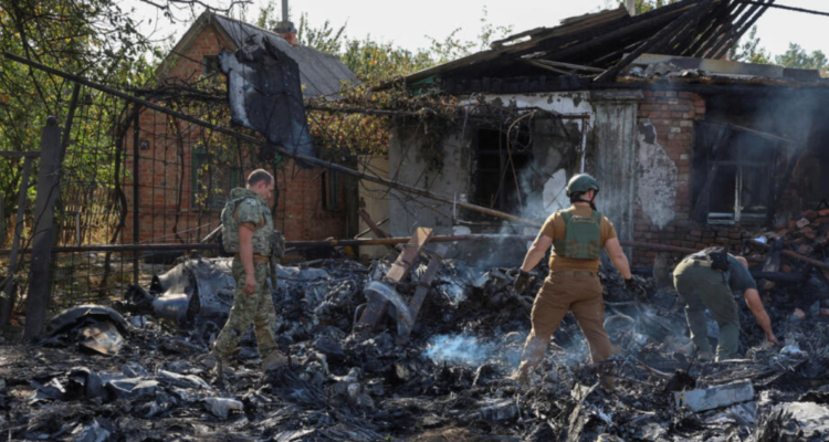 Efectivos ucranianos inspeccionan los restos de un dron ruso tras ataque de Rusia a Ucrania el 5 de octubre