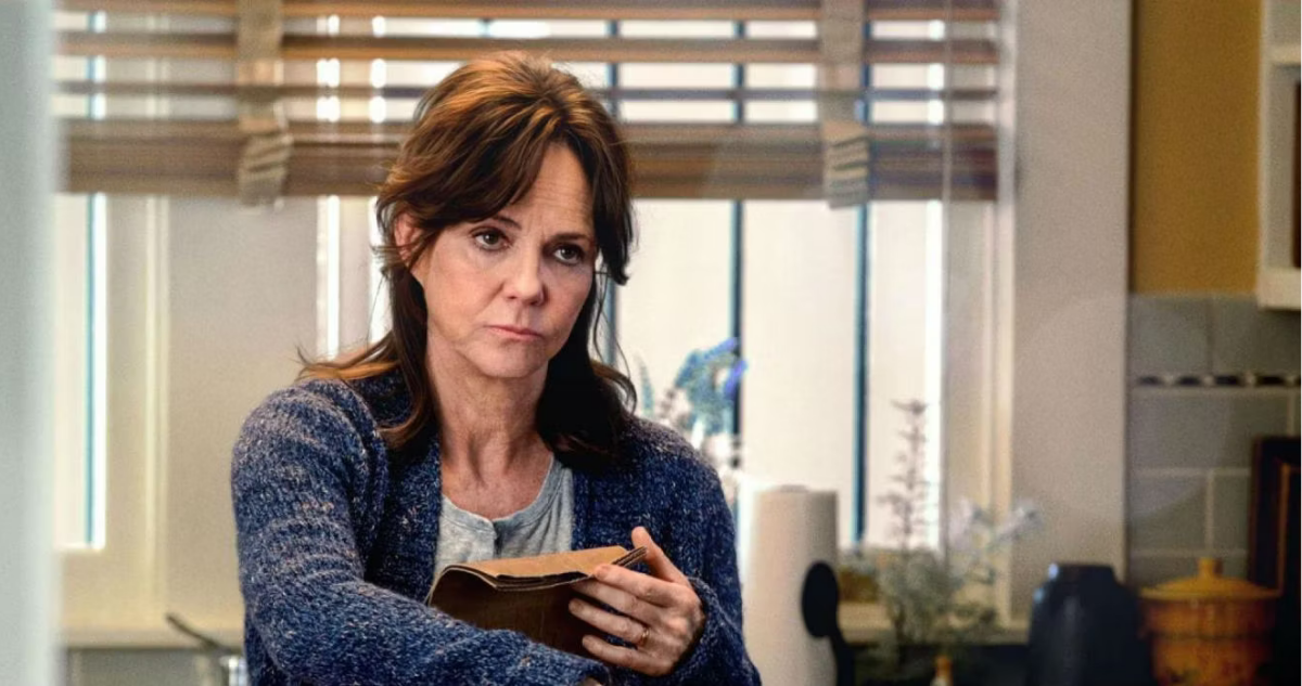 Sally Field como la Tía May en “El sorprendente hombre araña” (2012)