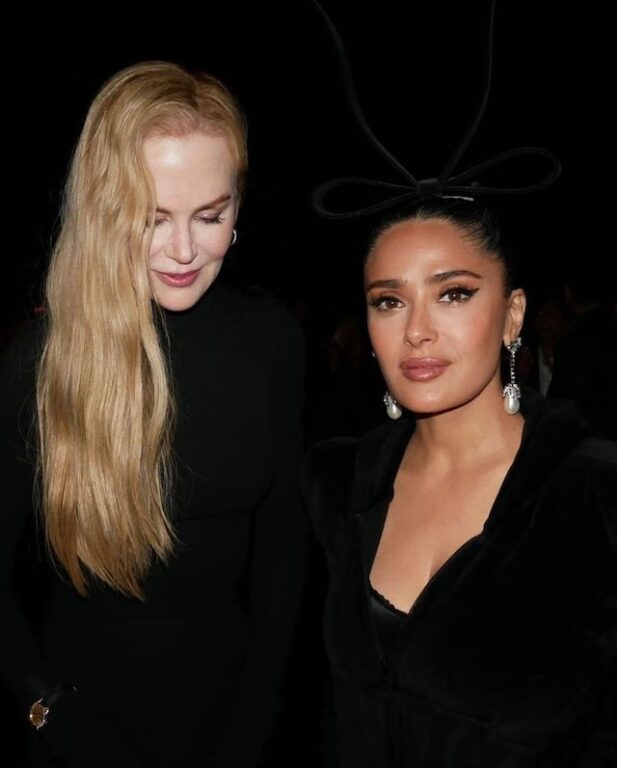 La foto que subió Salma Hayek junto a  Nicole Kidman en el desfile de la moda Paris Fashion Week 2024