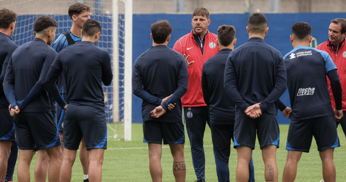 Hinchas de San Lorenzo apretaron a plantel en entrenamiento.