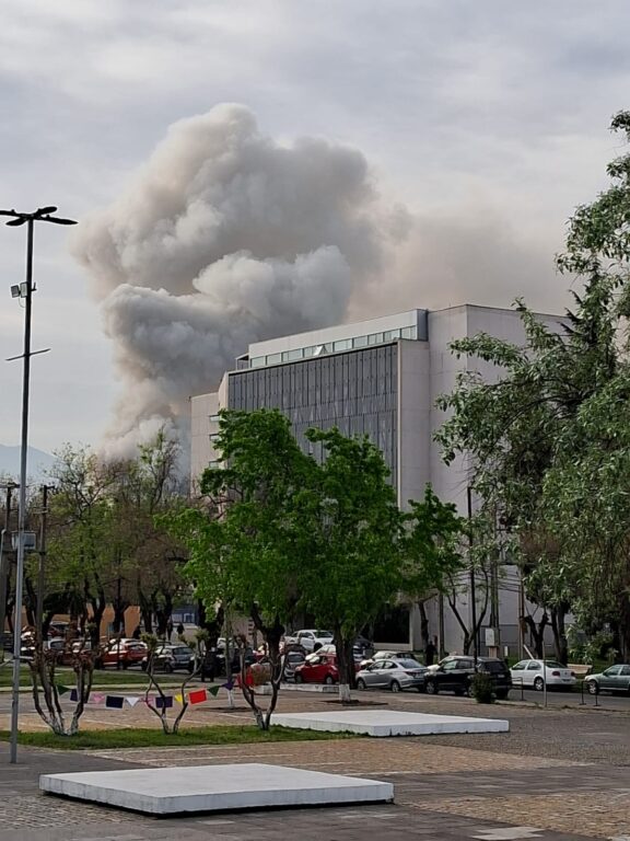 Gigantesco incendio afecta a bodegas en el Barrio Universitario de Santiago