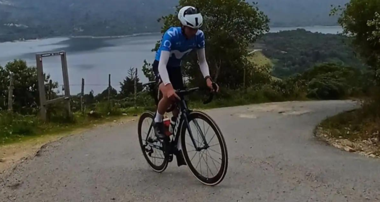Ciclista colombiano Santiago Ruiz murió tras ser arrollado por un camión.