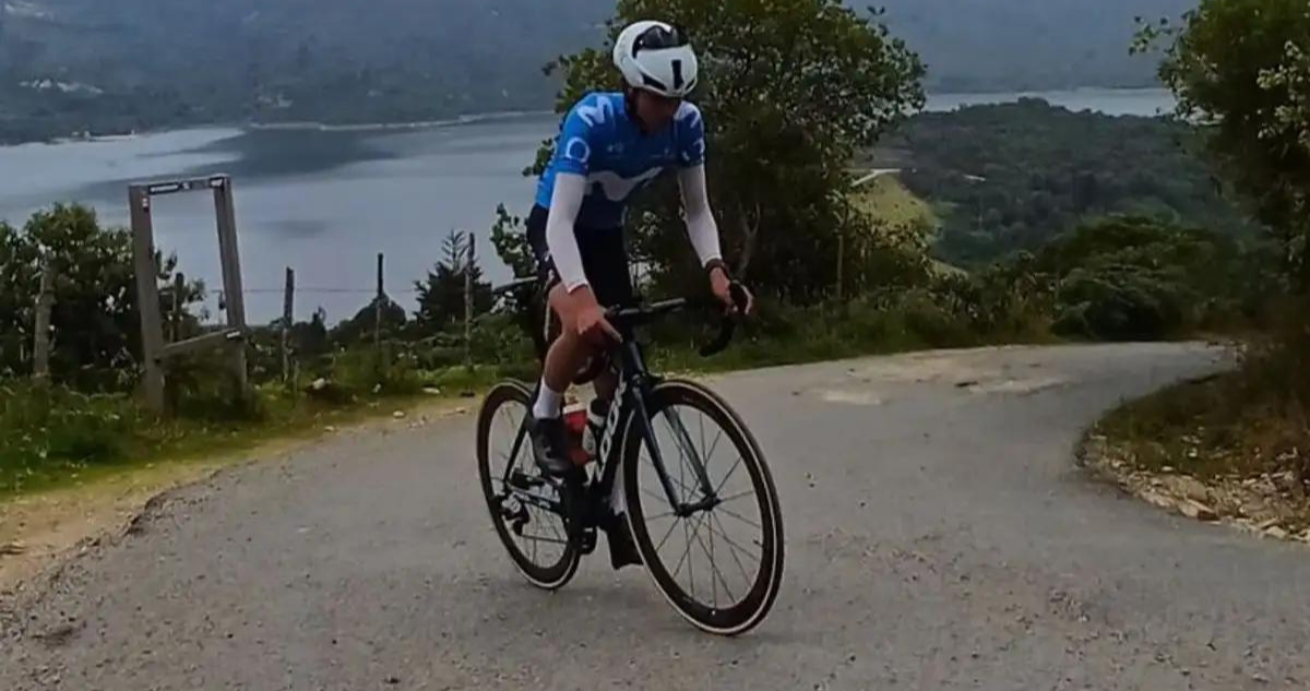 Ciclista colombiano Santiago Ruiz murió tras ser arrollado por un camión.