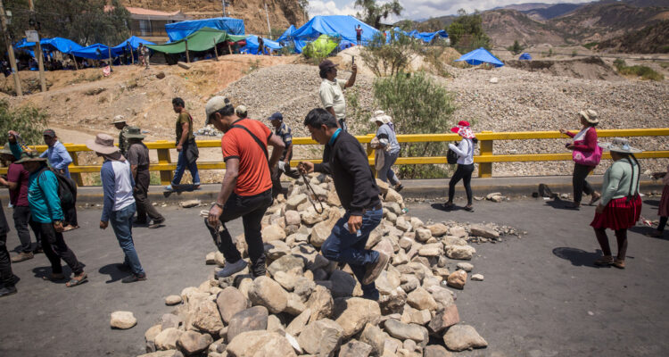 Seguidores de Evo Morales radicalizan los bloqueos exigiendo la renuncia del presidente Arce