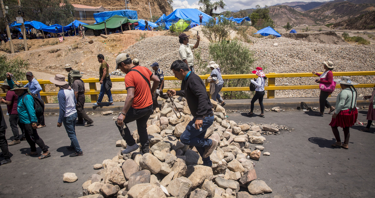Seguidores de Evo Morales radicalizan los bloqueos exigiendo la renuncia del presidente Arce