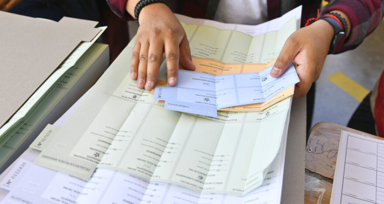 Denuncian votos marcados en local Estación Mapocho: habría sido un apoderado de RN