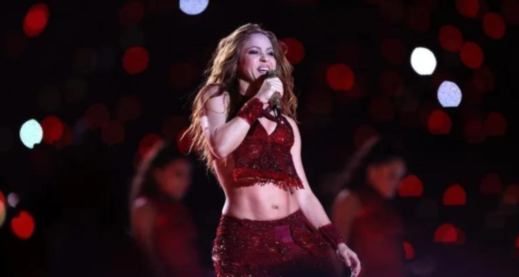 Shakira en concierto en referencia a regreso a Chile