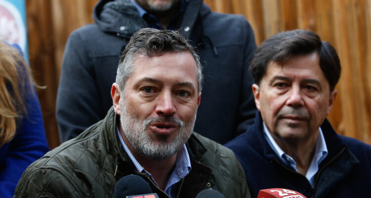 Sebastián Sichel presenta querella por injurias graves contra el Frente Amplio tras polémico tuiteo