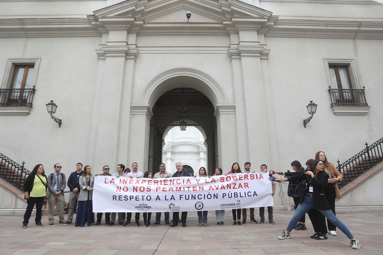 Funcionarios de La Moneda levantan lienzo en el Patio de Los Naranjos.