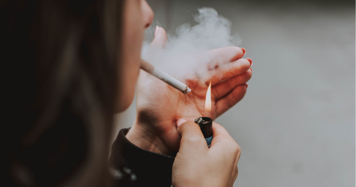 Mujer fumando tabaco en referencia a estudio sobre efectos de su consumo
