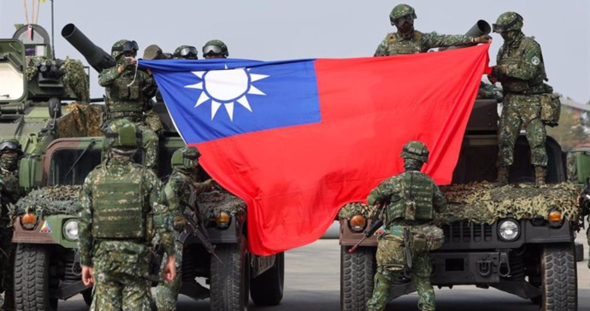 Soldados junto a una bandera de Taiwán en una foto de archivo