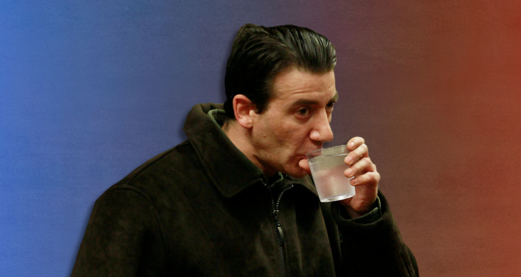 Tea-Time tomando agua en medio de una audiencia ante la justicia.
