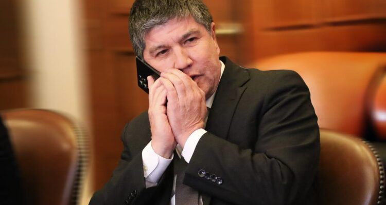 Exsubsecretario Manuel Monsalve hablando por teléfono