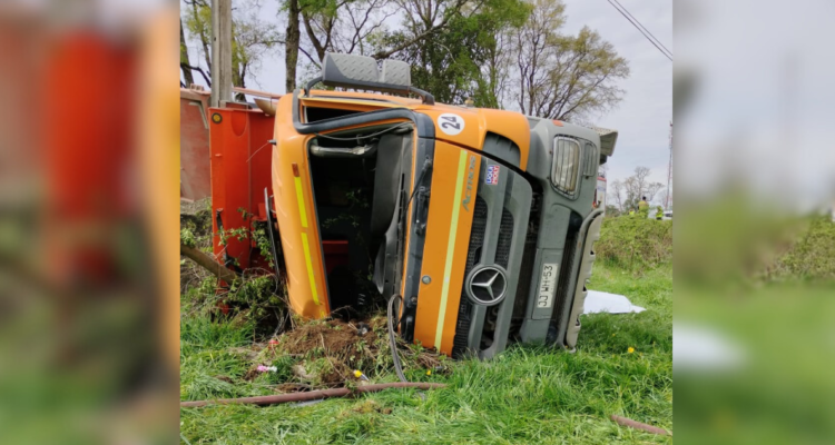 Camión volcado en Osorno