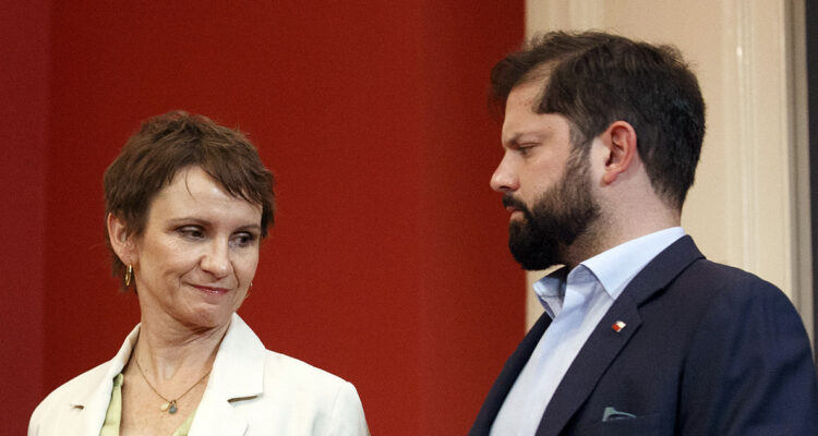 La declaración de Carolina Tohá en que deja solo a Boric: “Así fue informado el Primer Mandatario”