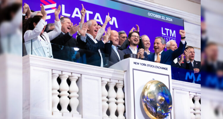 Latam Airlines toca la campana en Wall Street tras el regreso de sus acciones a la Bolsa de Nueva York