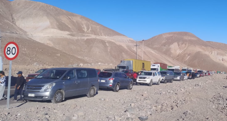 Trabajadores del salar de Surire bloquean ruta Arica – Bolivia: cerca de 400 camiones esperan el paso