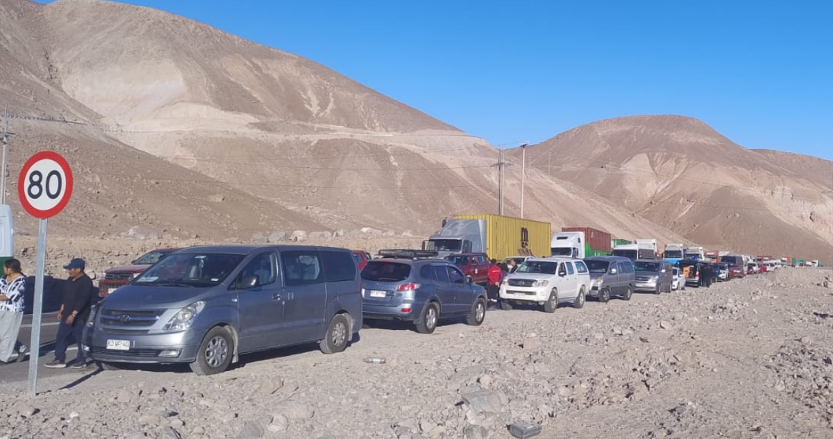 Trabajadores del salar de Surire bloquean ruta Arica – Bolivia: cerca de 400 camiones esperan el paso