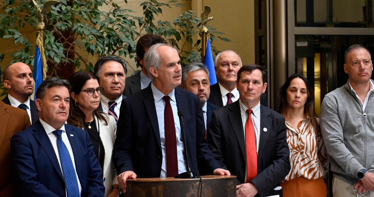 Tras reunión de emergencia: Diputados RN desisten de AC contra Boric en medio de críticas