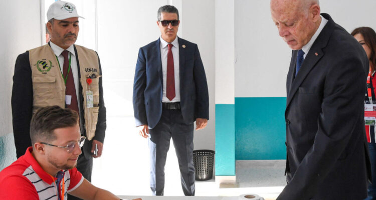 El presidente tunecino Kais Saied votando en un colegio electoral