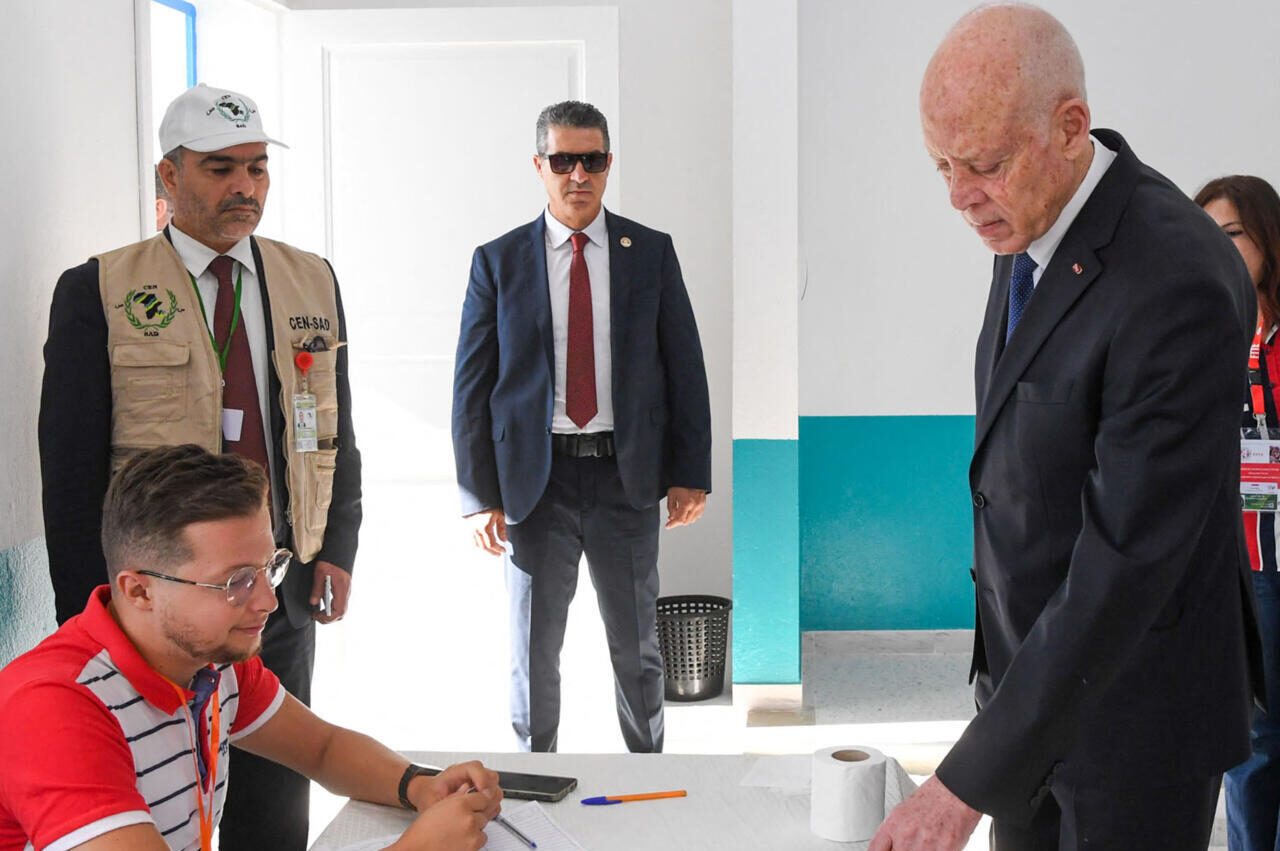 El presidente tunecino Kais Saied votando en un colegio electoral