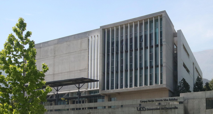 Corte declara admisible recurso contra la UDD tras expulsión académica de estudiante de periodismo