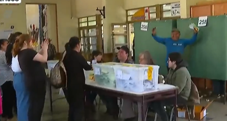 “Estaba buscando mis candidatos”: despiden con aplausos a hombre que demoró casi una hora en votar