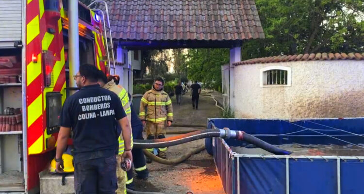 Una persona fallecida deja incendio de vivienda al interior de condominio en Lampa