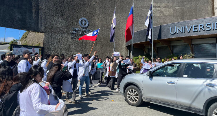 “Hay plata para Cubillos y no para almorzar”: estudiantes de la USS se manifiestan en Puerto Montt