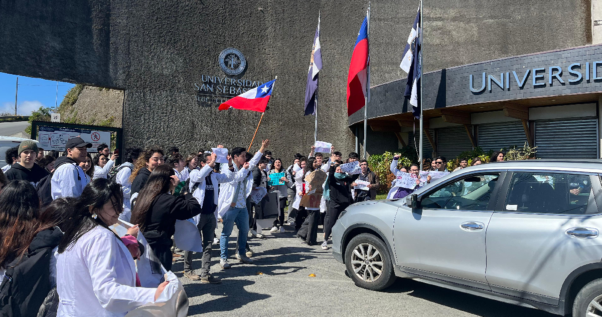 “Hay plata para Cubillos y no para almorzar”: estudiantes de la USS se manifiestan en Puerto Montt