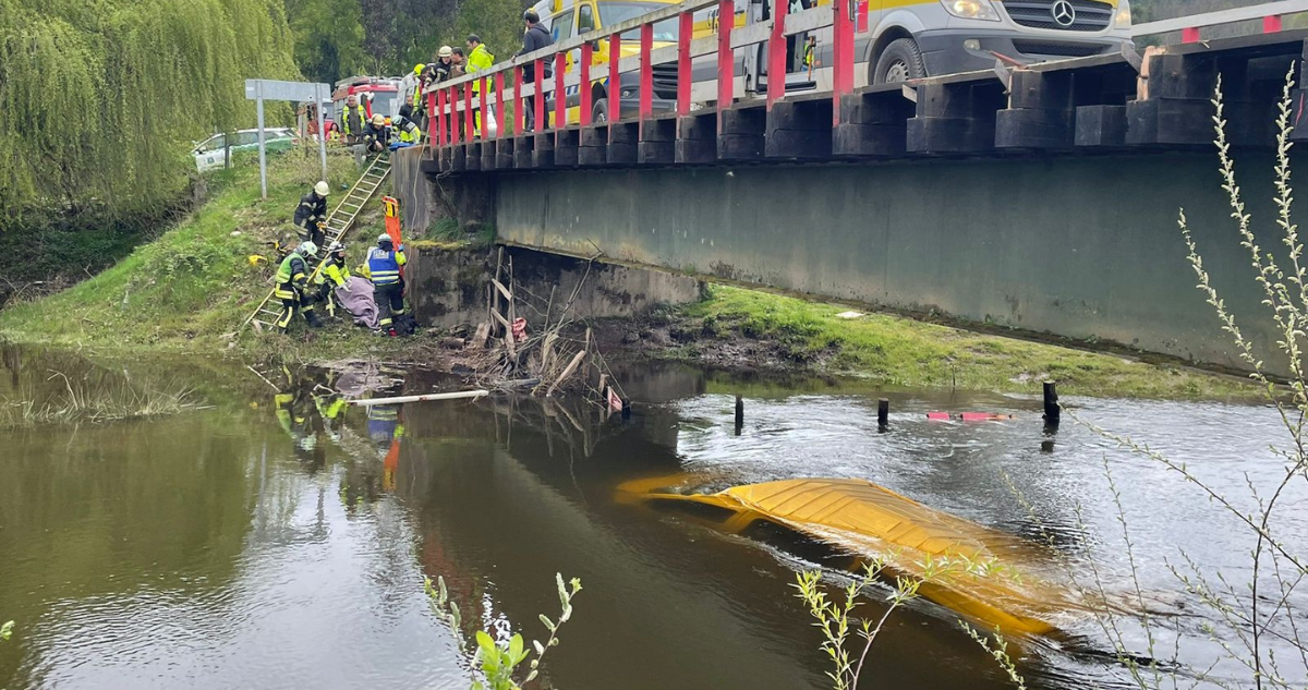 Furgón escolar termina totalmente sumergido tras caer al Río Collilelfu en Paillaco