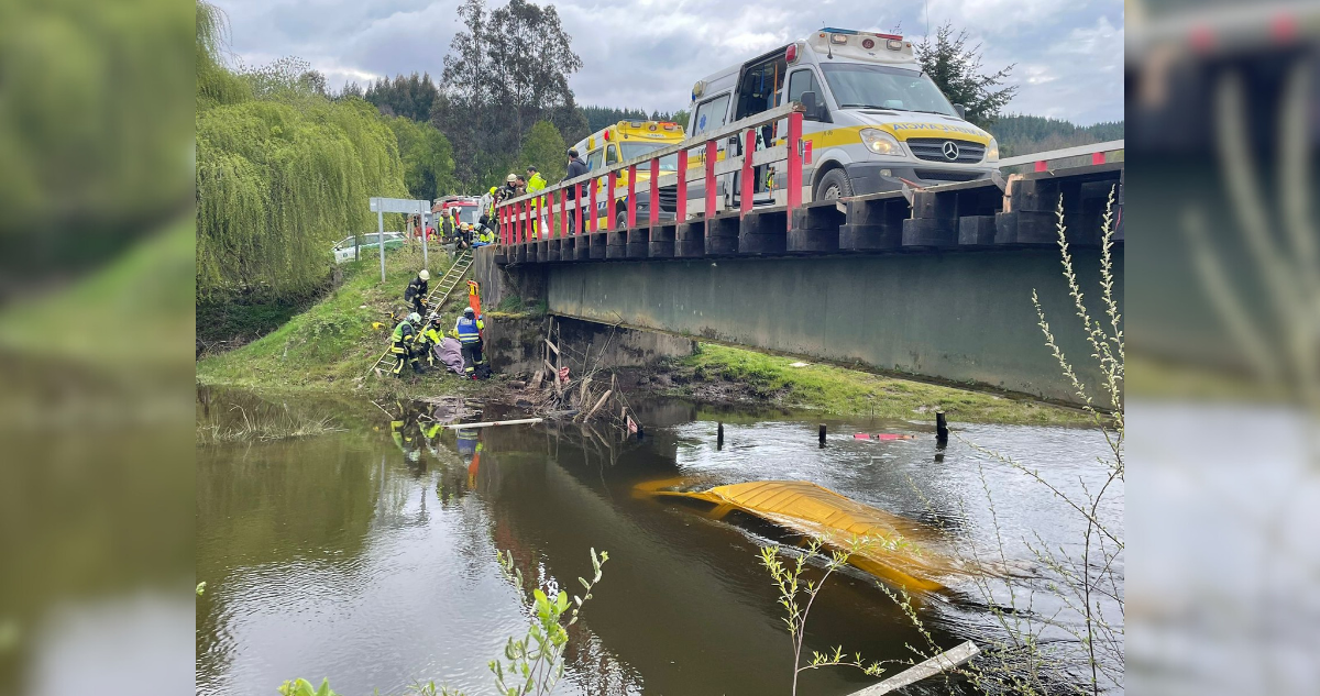 Furgón escolar termina totalmente sumergido tras caer al Río Collilelfu en Paillaco