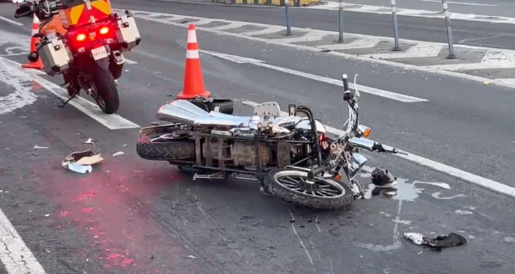Grave accidente de tránsito en Vespucio Norte: vehículo colisionó con una moto