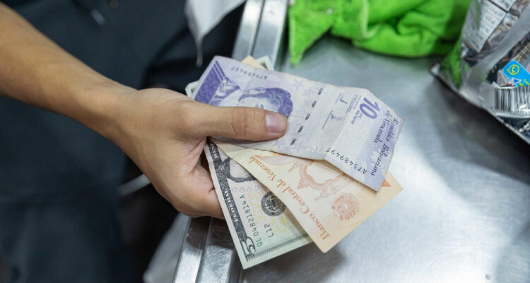 Venezuela: una persona necesita US$106 para cubrir gastos básicos de alimentos, según una ONG