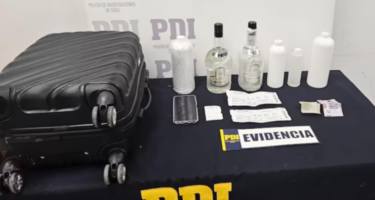 Vino de Sinaloa detienen en aeropuerto de Santiago a mexicano con 3,4 litros de metanfetamina líquida