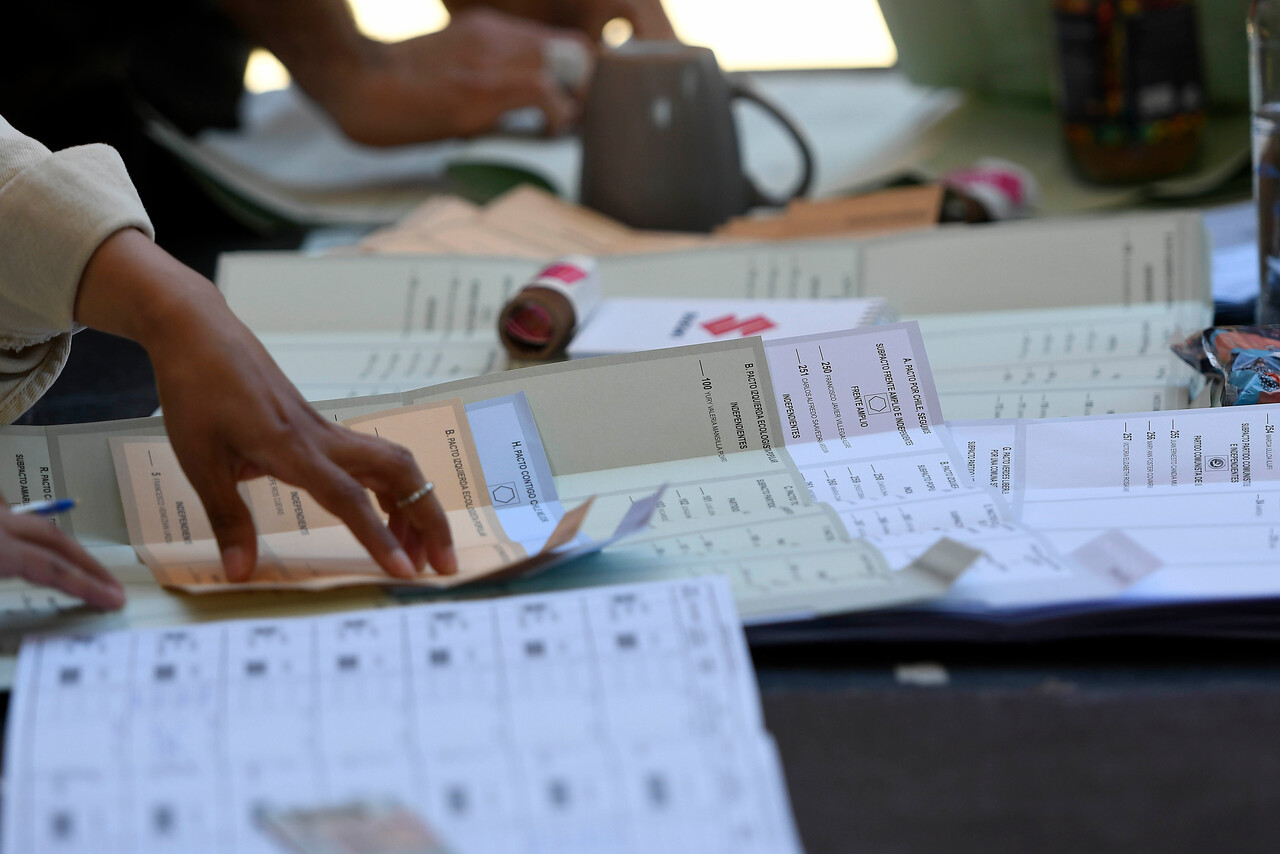 Servel solicita al Ejecutivo “bono extraordinario” a vocales de mesa que participaron en elecciones.