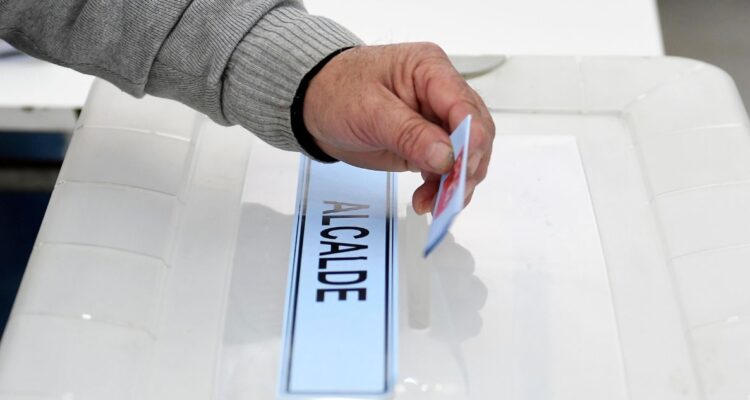 Candidato a alcalde de Quellón acude al Servel para revisar conteo tras perder por 21 votos